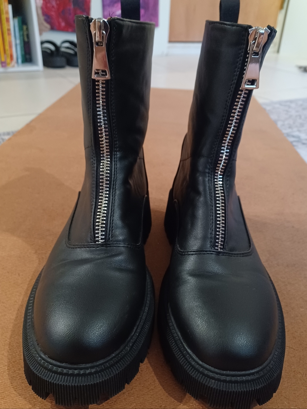 French Connection Women's Julie Front Zip Lug Ankleboot
